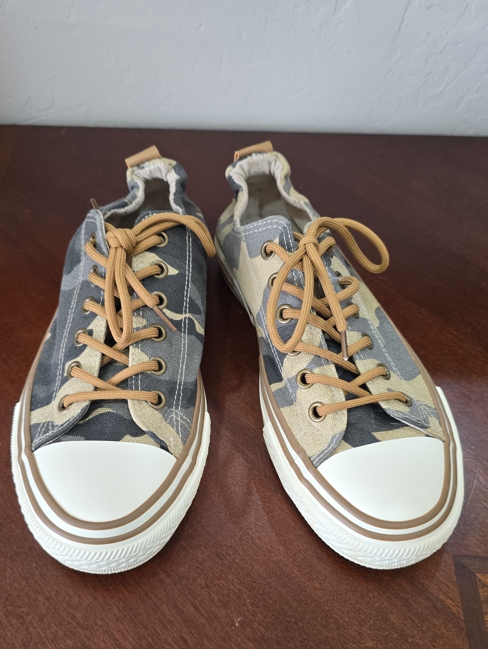 Very G Camouflage Low-Top Sneakers in Tan and Black